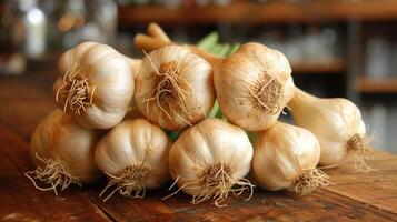 vers biologisch knoflook bollen Aan rustiek houten tafel. foto