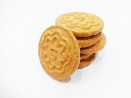 tarwe biscuits biscuits - een stack van heerlijk tarwe ronde biscuits met een weinig kruimels geïsoleerd Aan wit foto