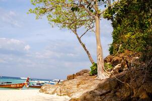 mooi zee en strand visie en turkoois water in Thailand foto