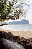 rotsen en steen strand. Thailand natuur landschap. foto