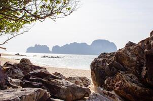 rotsen en steen strand. Thailand natuur landschap. foto