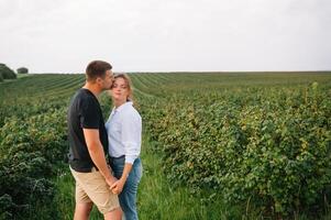 liefhebbend vent en meisje wandelen in natuur.concept van liefde verhaal buitenliefhebbers wandelen in voorjaar park.stijlvol paar in liefde knuffelen Aan een wandelen in de lente. foto