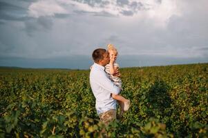 portret van schattig weinig meisje gehouden in vader armen. gelukkig liefhebbend familie. vader en zijn dochter kind meisje spelen knuffelen. schattig baby en papa. foto