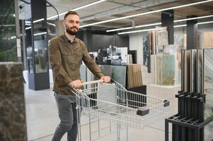 knap Mens klant kiezen keramisch tegel Bij gebouw materialen op te slaan foto