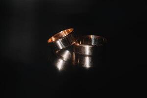 bruiloft ringen. twee bruiloft ringen voor de bruid en bruidegom foto