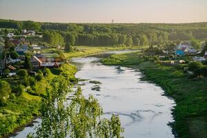 rustiek dorp tafereel rivier- en hangende brug foto