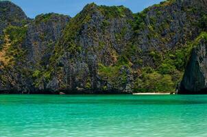 Maya baai - mooi strand in phi phi eiland - Thailand, maart 2024 foto