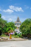 phuket, Thailand februari 27, 2024. gedetailleerd visie van de pagode Bij phuket grootste boeddhistisch tempel wat Chalong foto