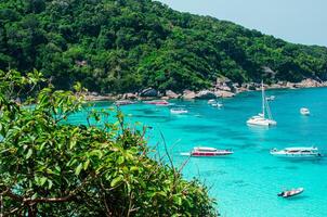 tropisch eilanden van oceaan blauw zee water en wit zand strand Bij similan eilanden met beroemd zeil steen, phang nga Thailand natuur landschap foto