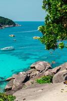 tropisch eilanden van oceaan blauw zee water en wit zand strand Bij similan eilanden met beroemd zeil steen, phang nga Thailand natuur landschap foto