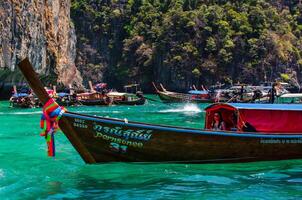 keer bekeken van de eilanden van Thailand en turkoois water, rotsen, jachten of boten foto