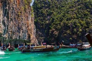 keer bekeken van de eilanden van Thailand en turkoois water, rotsen, jachten of boten foto