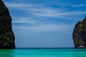 Maya baai - mooi strand in phi phi eiland - Thailand, maart 2024 foto