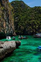 Maya baai - mooi strand in phi phi eiland - Thailand, maart 2024 foto