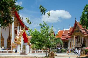 phuket, Thailand februari 27, 2024. gedetailleerd visie van de pagode Bij phuket grootste boeddhistisch tempel wat Chalong foto