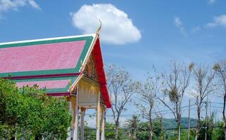 phuket, Thailand februari 27, 2024. gedetailleerd visie van de pagode Bij phuket grootste boeddhistisch tempel wat Chalong foto