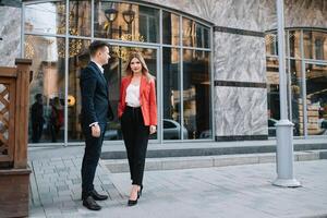 bedrijf mensen wandelen en pratend in de straat oor van modern gebouw foto