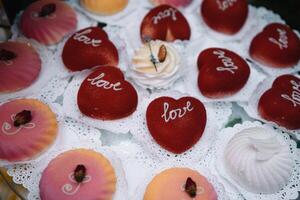 desserts met fruit, mousse, koekjes. verschillend types van zoet gebakjes, klein kleurrijk zoet taarten, macarons, en andere desserts in de zoet buffet. snoep bar voor verjaardag. foto