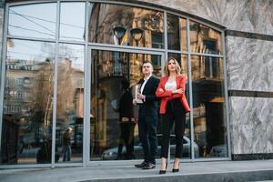 bedrijf mensen wandelen en pratend in de straat oor van modern gebouw foto