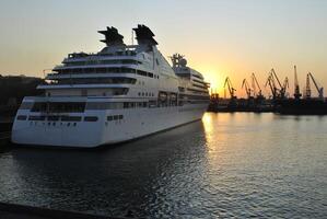 luxe reis schip het zeilen naar haven Aan zonsopkomst. foto