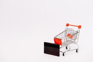 online boodschappen doen of internet winkel concepten, met boodschappen doen kar symbool. geïsoleerd. foto