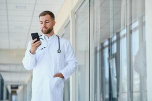 portret van een mannetje dokter staand in een ziekenhuis hal. foto