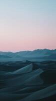 rustig woestijn duinen Bij schemering foto