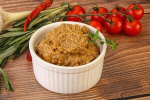 Joods aubergine dip met olie foto