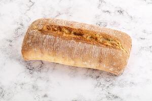 Italiaans ciabatta brood vers en korst foto
