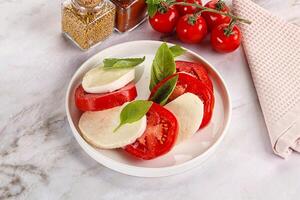 Italiaans caprese salade met Mozzarella foto