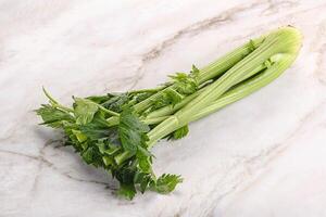 veganistisch keuken - selderij stengels met blad foto