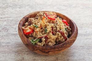 Arabische couscous met vlees en tomaat foto