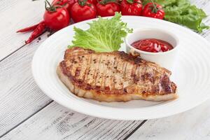 gegrilde varkenssteak met ketchup foto