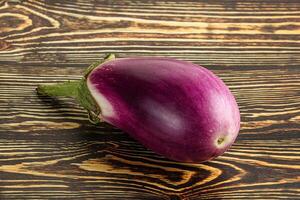 rauw Purper rijp aubergine voor Koken foto