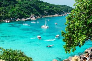 tropisch eilanden van oceaan blauw zee water en wit zand strand Bij similan eilanden met beroemd zeil steen, phang nga Thailand natuur landschap foto