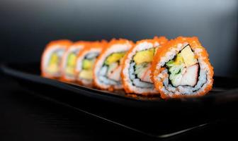 sushi roll op zwarte achtergrond. Japans voedselconcept foto