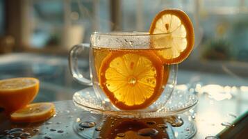 een kop van thee met een plak van oranje Aan bovenkant, creëren een visueel aantrekkelijk en verfrissend drinken foto