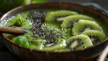 een kom van groen smoothie met kiwi plakjes en chia zaden foto