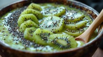een kom van groen smoothie met kiwi plakjes en chia zaden foto