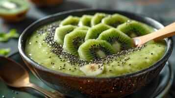 een kom van groen smoothie met kiwi plakjes en chia zaden foto