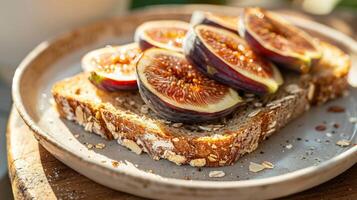 gesneden volkoren brood bekroond met romig pinda boter en vers fig plakjes, gegarneerd met amandelen Aan een leisteen bord foto