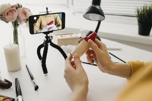 blogger streaming make-up foundation online met smartphone foto