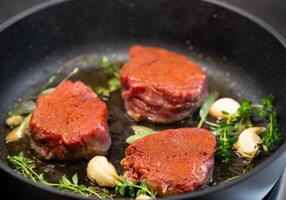 rundvlees steak filet met kruiden en specerijen foto