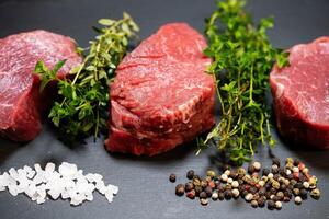 rundvlees steak filet met kruiden en specerijen foto