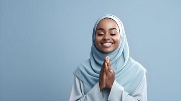 ai gegenereerd Afrikaanse vrouw vervelend sjaal is bidden en glimlachen Aan blauw achtergrond foto