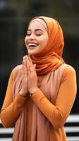 ai gegenereerd portret van een mooi Afrikaanse moslim vrouw vervelend oranje sjaal bidden en glimlachen buitenshuis. religieus, vrede en geluk concept foto