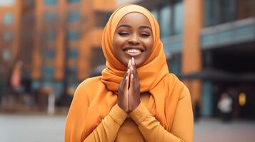 ai gegenereerd portret van een mooi Afrikaanse moslim vrouw vervelend oranje sjaal bidden en glimlachen buitenshuis. religieus, vrede en geluk concept foto