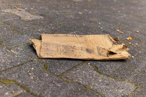 karton verspilling in de stad Aan een voetpad foto