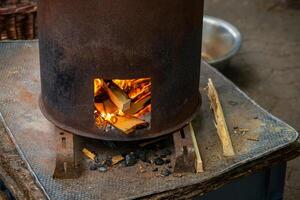 oud metaal oven met een Open klep foto