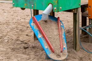 zand glijbaan Aan een kinderen speelplaats foto